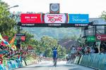 Kasper Asgreen passerer målstregen som vinder af 3. etape i Deutschland Tour med klar afstand ned til belgieren Jasper Stuyven, der skimtes bag danskeren. Foto: GFR_MarcelHilger. 