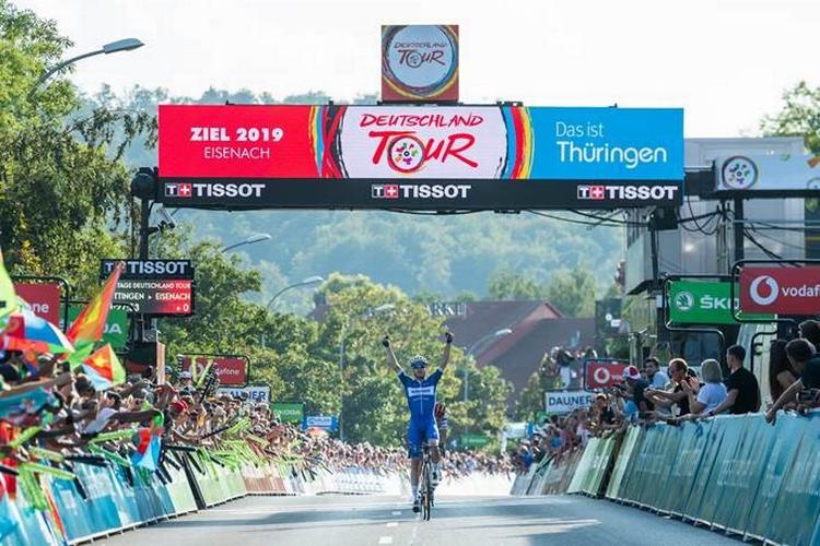 Kasper Asgreen passerer målstregen som vinder af 3. etape i Deutschland Tour med klar afstand ned til belgieren Jasper Stuyven, der skimtes bag danskeren. Foto: GFR_MarcelHilger. 