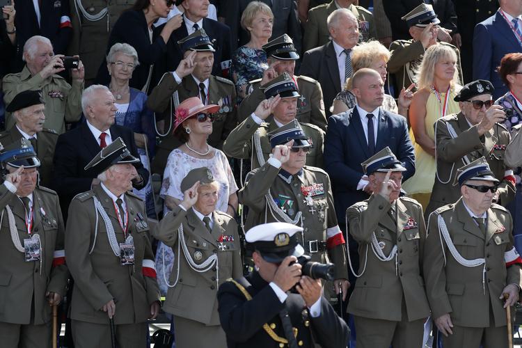 Veteraner og andre officielle gæster følger her mindesceremonien i Warszawa. Søndag var det 80 år siden, at Nazityskland invaderede Polen og satte Anden Verdenskrig i gang.
   Foto: Agencja Gazeta/Ritzau Scanpix