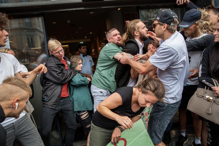 Unge klimaaktivisters demonstration foran McDonald's på Frederiksberg resulterede i råb og håndgemæng.  Foto: Jacob Ehrbahn/POLFOTO
