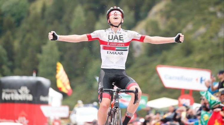 Den 20-årige slovener Tadej Pogacar jubler over sejren på Vuelta a Españas 9. etape i Andorra. Foto: Unipublic/Photogomez Sport.. 