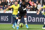 Brøndbys kroatiske midtbanespiller Josip Radosevic (tv.) havde som sine øvrige holdkammerater en skidt dag i Herning, hvor der var rigeligt med fejlafleveringer fra de blågule.  Foto: Jens Nørgaard Larsen/Ritzau Scanpix