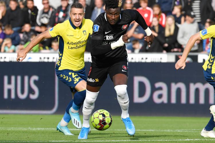 Brøndbys kroatiske midtbanespiller Josip Radosevic (tv.) havde som sine øvrige holdkammerater en skidt dag i Herning, hvor der var rigeligt med fejlafleveringer fra de blågule.  Foto: Jens Nørgaard Larsen/Ritzau Scanpix