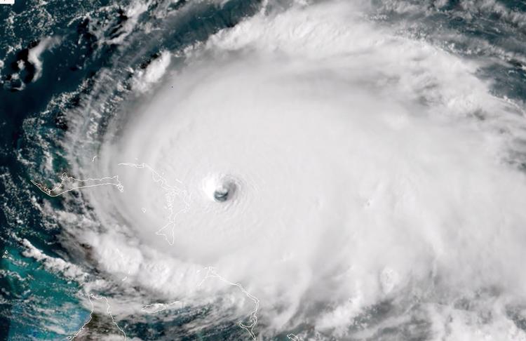 Satellitbilleder viser orkanen, som er døbt Dorian, da den nærmer sig østaten Bahamas. Den er målt til at have vindstød på op til 320 kilometer i timen.  Foto: Ho/Ritzau Scanpix