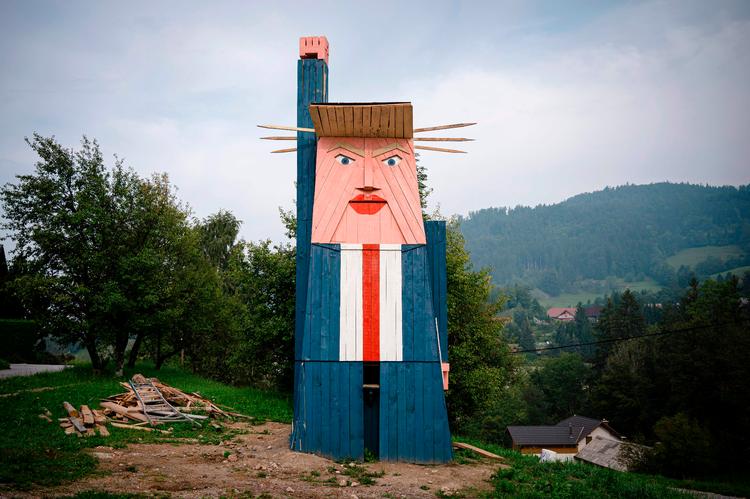Statuen er mere end syv meter høj og skifter ansigtsmimik: På hverdage er den glad, mens den i weekender ser frygtindgydende ud. Foto: Jure Makovec/Ritzau Scanpix