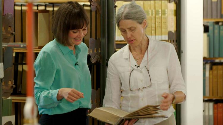 Maria Månson taler blandt andet med litteraturhistoriker Vibeke A. Pedersen om virkelighed og fiktion i 'Jammers Minde'.  Foto: DR