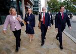 
 Oppositionsleder, Jeremy Corbyn, går sammen med parlamentsmedlem Rebecca Long-Bailey efter et møde i Salford. Corbyn siger, at hans parti ønsker et parlamentsvalg. 
   Foto: Andrew Yates/Ritzau Scanpix