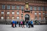 
Guider mødes med turisterne foran Københavns Rådhus, og det giver dem et officielt præg. Men de gør det fra starten klart, at de gerne vil have drikkepenge. Her på tur med firmaet Copenhagen Free Walking Tours.   Foto: Henriette Dæhli/POLFOTO