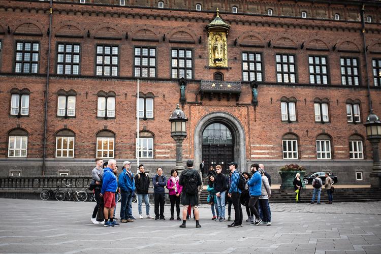 
Guider mødes med turisterne foran Københavns Rådhus, og det giver dem et officielt præg. Men de gør det fra starten klart, at de gerne vil have drikkepenge. Her på tur med firmaet Copenhagen Free Walking Tours.   Foto: Henriette Dæhli/POLFOTO
