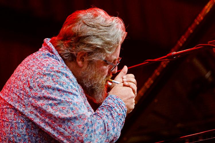 Det er ikke kun i tonen, at Søren Huss kigger mod Povl Dissing og Benny Andersen.     Arkivfoto Per Lange