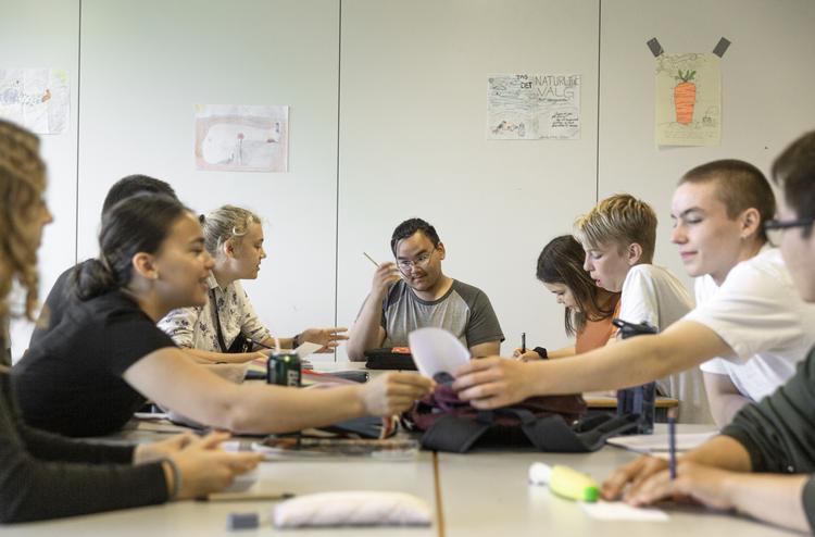 På Gribskov Gymnasium er den første nordatlantiske gymnasieklasse startet op.  Eleverne fra Grønland, Danmark, Island og Færøerne lærer om hinandens kulturer i skoletimerne. Foto: Nima Taheri/POLFOTO
