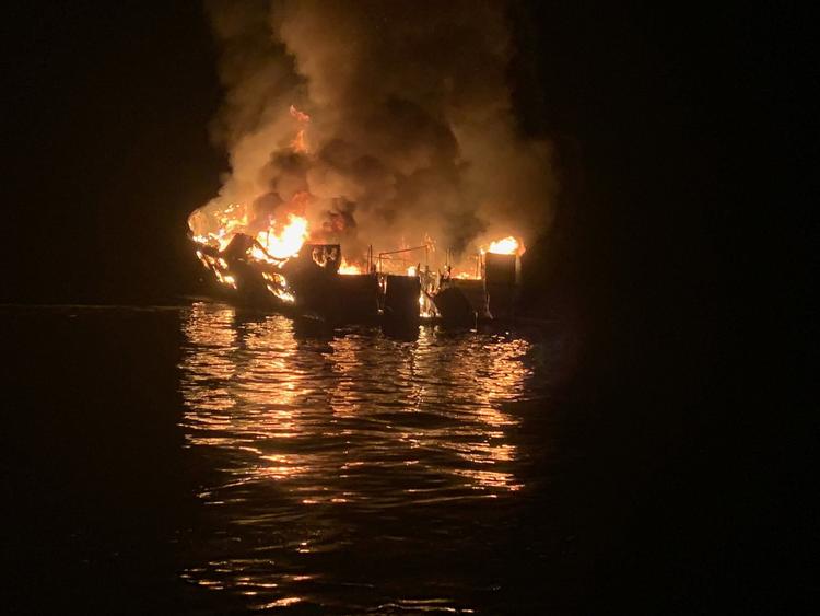 Billedet, som er frigivet af Santa Barbara Countys brandvæsen  viser omfanget af branden på båden ud for Santa Cruz Island i Californien. 25 personer har mistet livet i branden.  Foto: Mike Eliason/Ritzau Scanpix