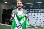 Bendtner skiftede i 2014 til tyske Wolfsburg, men her måtte han sande,at det ikke var smart at køre i Mercedes, når der står VW på klubbens trøje – og stadion i øvrigt hedder Volkswagen Arena og ejer klubben!  Foto: Jonas Olufson/POLFOTO