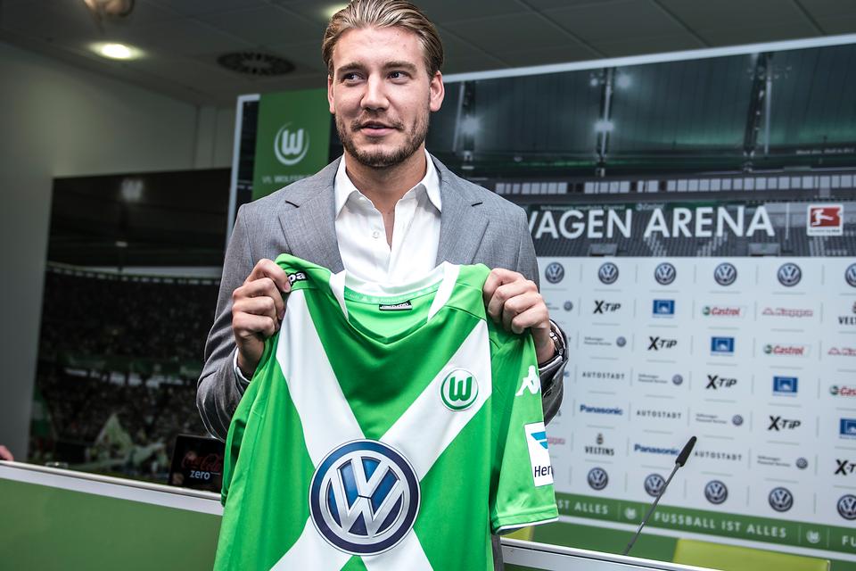 Bendtner skiftede i 2014 til tyske Wolfsburg, men her måtte han sande,at det ikke var smart at køre i Mercedes, når der står VW på klubbens trøje – og stadion i øvrigt hedder Volkswagen Arena og ejer klubben!  Foto: Jonas Olufson/POLFOTO