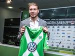 Bendtner skiftede i 2014 til tyske Wolfsburg, men her måtte han sande,at det ikke var smart at køre i Mercedes, når der står VW på klubbens trøje – og stadion i øvrigt hedder Volkswagen Arena og ejer klubben!  Foto: Jonas Olufson/POLFOTO