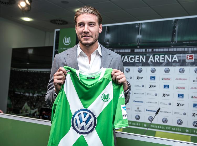Bendtner skiftede i 2014 til tyske Wolfsburg, men her måtte han sande,at det ikke var smart at køre i Mercedes, når der står VW på klubbens trøje – og stadion i øvrigt hedder Volkswagen Arena og ejer klubben!  Foto: Jonas Olufson/POLFOTO