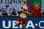 Mens klubkarrieren var stagneret, gik det fremragende for Bendtner, når han spillede for Danmark. I sin landskamp nummer 50 ved EM i 2012 mod Portugal scorede angriberen to gange. Kampen vil altid blive husket for Bendtner stunt med underbukserne – en reklamegimmick betalt af en bookmaker. Underbuksegate kastede en bøde samt en karantæne i en VM-kvalifikationskamp af sig.  Foto: Eddie Keogh/Ritzau Scanpix
