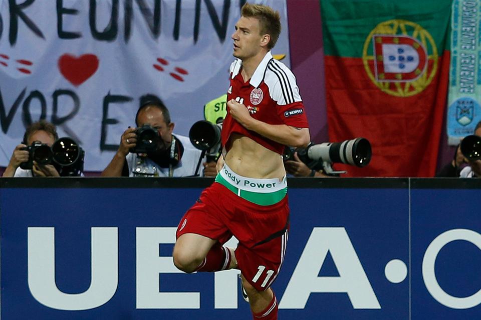 Mens klubkarrieren var stagneret, gik det fremragende for Bendtner, når han spillede for Danmark. I sin landskamp nummer 50 ved EM i 2012 mod Portugal scorede angriberen to gange. Kampen vil altid blive husket for Bendtner stunt med underbukserne – en reklamegimmick betalt af en bookmaker. Underbuksegate kastede en bøde samt en karantæne i en VM-kvalifikationskamp af sig.  Foto: Eddie Keogh/Ritzau Scanpix