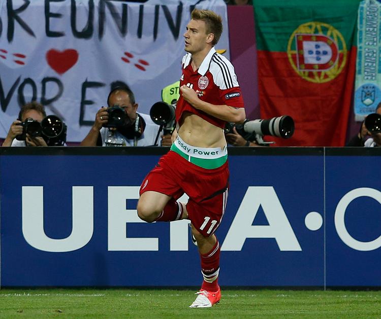 Mens klubkarrieren var stagneret, gik det fremragende for Bendtner, når han spillede for Danmark. I sin landskamp nummer 50 ved EM i 2012 mod Portugal scorede angriberen to gange. Kampen vil altid blive husket for Bendtner stunt med underbukserne – en reklamegimmick betalt af en bookmaker. Underbuksegate kastede en bøde samt en karantæne i en VM-kvalifikationskamp af sig.  Foto: Eddie Keogh/Ritzau Scanpix