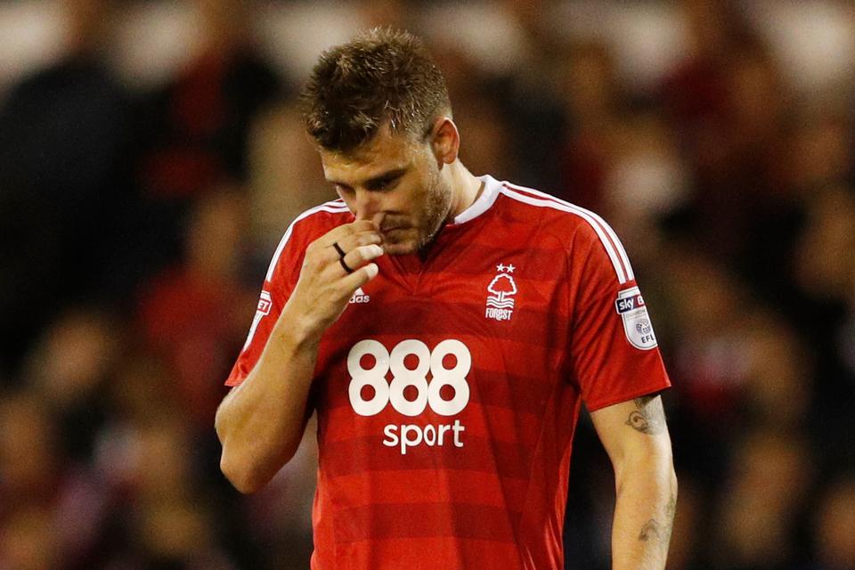 I april 2016 blev Nicklas Bendtners kontrakt med Wolfsburg revet i stykker. Der gik fem måneder, før han havde fundet en ny klub – Nottingham Forest i den næstbedste engelske række. Men heller ikke Nottingham blev lykken for Bendtner.  Foto: John Sibley/Ritzau Scanpix