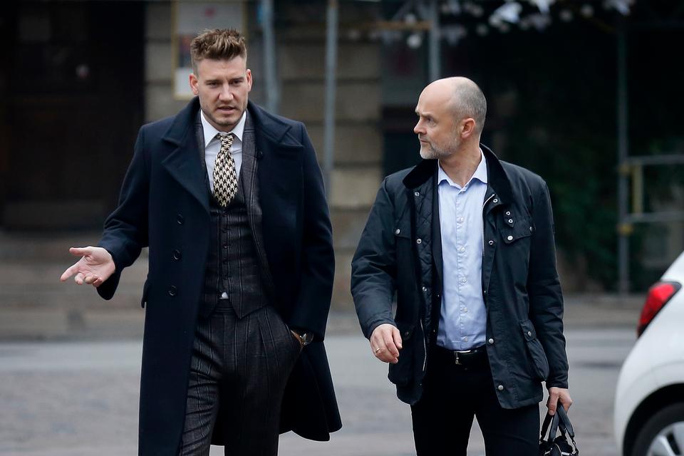 Nicklas Bendtner på vej til  Københavns Byret med sin advokat Anders Németh 2. november 2018. I byretten blev Bendtner dømt for vold begået  mod en taxachauffør i september 2018 Foto: Jens Dresling/POLFOTO