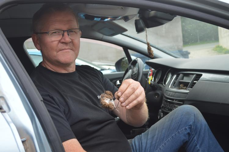 Jan med musen. Da havde han ligget på ryggen i 2 1/2 time foran sædet for at komme ind til gerningsstedet og fjerne liget. Foto: Søren Ryge Petersen