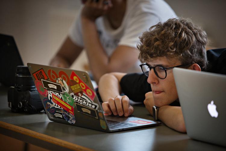 De er vokset op med smartphones. Men eleverne på Flakkebjerg Efterskole har nydt ikke at kunne gribe telefonen i de første fire uger af skoleåret. »Jeg har ikke rigtigt lagt mærke til, at jeg ikke har haft den«, siger en af dem.  Foto: Martin Lehmann/POLFOTO