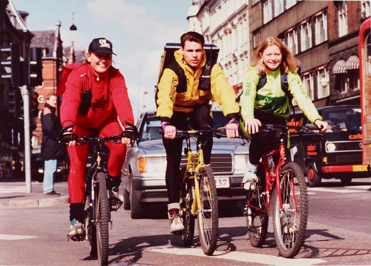 Københavns gader var med ét fyld med cyklende bude i slutningen af 1980'erne. 'Postrytterne' var klædt i rødt, 'Budstikken' i gult og 'De Grønne Bude' i ja... grønt. 
   Foto: Erik Gleie/POLFOTO