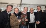 En flok ældre tv-værter, fra venstre: Jens Gaardbo, Poul-Erik Skammelsen, Allan Silberbrandt, Jes Dorph-Petersen og Søren Kaster. Anledningen er Dorph-Petersens 60-års dag tidligere på året.  Foto: Mogens Flindt