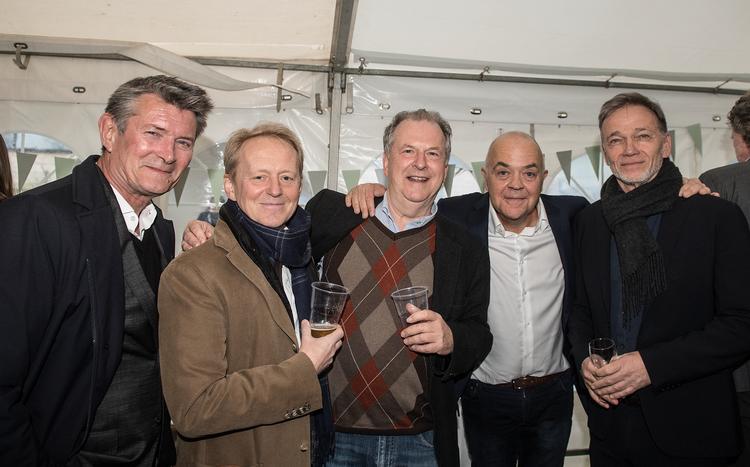 En flok ældre tv-værter, fra venstre: Jens Gaardbo, Poul-Erik Skammelsen, Allan Silberbrandt, Jes Dorph-Petersen og Søren Kaster. Anledningen er Dorph-Petersens 60-års dag tidligere på året.  Foto: Mogens Flindt