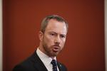Jakob Ellemann-Jensen gav ikke til kende efter Venstres gruppemøde, om han stiller op som formand for partiet. Men han lover, at han melder noget ud inden for et døgn.    Foto: Jens Dresling/POLFOTO