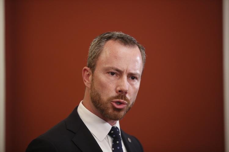 Jakob Ellemann-Jensen gav ikke til kende efter Venstres gruppemøde, om han stiller op som formand for partiet. Men han lover, at han melder noget ud inden for et døgn.    Foto: Jens Dresling/POLFOTO