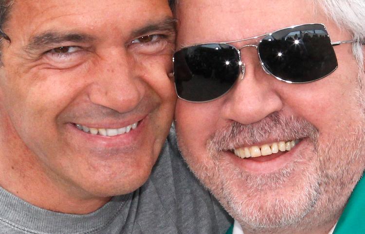 Antonio Banderas og Pedro Almodóvar er her fotograferet i 2011 i forbindelse med samarbejdet om 'Huden jeg bor i'. Foto: Jean-Paul Pelissier/Ritzau Scanpix