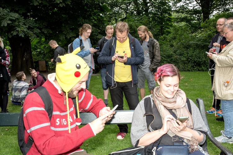 Ved et Pokémon træf samles spillere for at i fælles flok gå ud og fange nye sjælde Pokémons. Shoppingcentret Fisketorvet har afholdt flere træf, hvor tusindvis af spillere er kommet fra verden over for at deltage. Arkivfoto.  Foto: Ivan Boll/POLFOTO