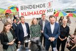 
    Mai Villadsen (EL), Anne Paulian (S), Morten Østergaard (R), Ida Auken (R), Jacob Mark (SF), klima-, energi- og forsyningsminister Dan Jørgensen (S) og Signe Munk (SF) til doorstep i forbindelse med de første drøftelser om klimaloven på Amager Strandpark. Foto: Niels Christian Vilmann/Ritzau Scanpix