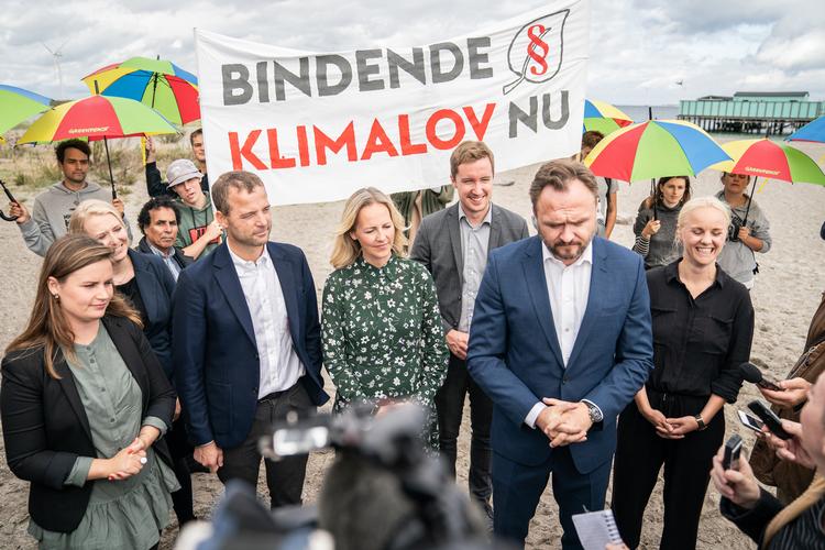 
    Mai Villadsen (EL), Anne Paulian (S), Morten Østergaard (R), Ida Auken (R), Jacob Mark (SF), klima-, energi- og forsyningsminister Dan Jørgensen (S) og Signe Munk (SF) til doorstep i forbindelse med de første drøftelser om klimaloven på Amager Strandpark. Foto: Niels Christian Vilmann/Ritzau Scanpix