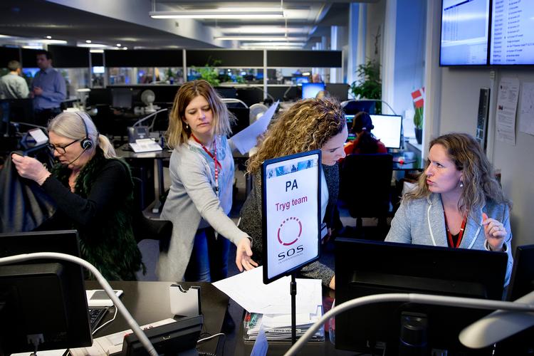 
Alarmcentralen kan nu spore smartphonebrugeres  adresse, når de ringer 112.   Foto: Finn Frandsen/POLFOTO