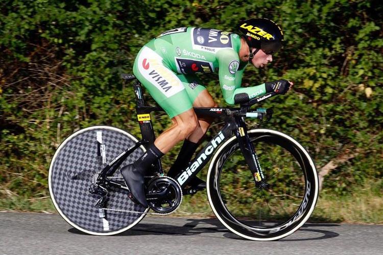 Primoz Roglic i kraftfuld og elegant stil på kurs mod både etapesejr og den røde førertrøje. Foto: Unipublic/Photogomez Sport. 