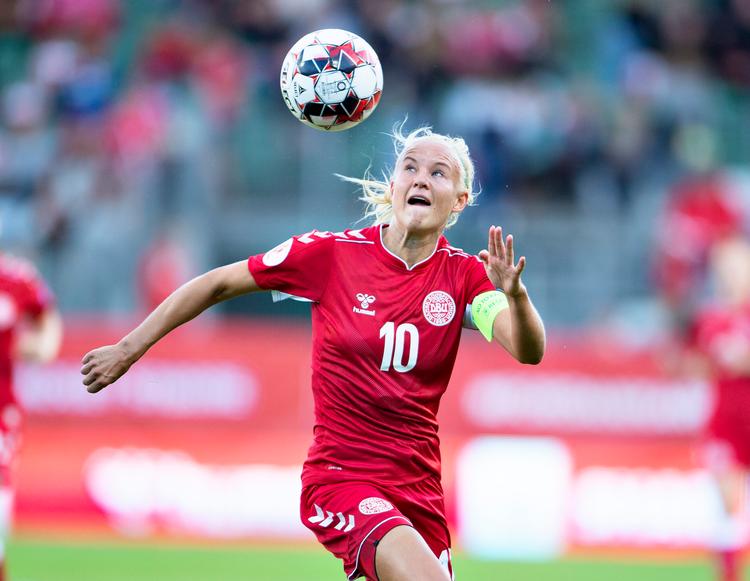 Anfører Pernille Harder var langt fra så dominerende på det danske hold, som hun plejer at være. Anføreren markerede sig dog ved at score det tredje danske mål.
   Foto: Henning Bagger/Ritzau Scanpix