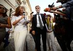  Italiens toppolitikere ventede en hel dag på internetafstemningen blandt Femstjernebevægelsens tilhængere. 73 procent af dem sagde ja til samarbejde med socialdemokraterne, hvis gruppeformand her taler med pressen. Foto: Filippo Monteforte/Ritzau Scanpix