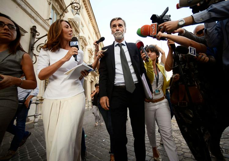  Italiens toppolitikere ventede en hel dag på internetafstemningen blandt Femstjernebevægelsens tilhængere. 73 procent af dem sagde ja til samarbejde med socialdemokraterne, hvis gruppeformand her taler med pressen. Foto: Filippo Monteforte/Ritzau Scanpix