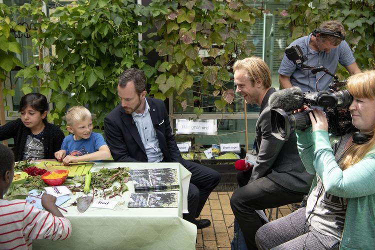 I sin ministertid var Jakob Ellemann-Jensen oppe at toppes med landbruget om udledning af kvælstof. På billedet er situationen lidt mere afdæmpet under et besøg på en skole i Ishøj. Foto: Peter Hove Olesen/POLFOTO