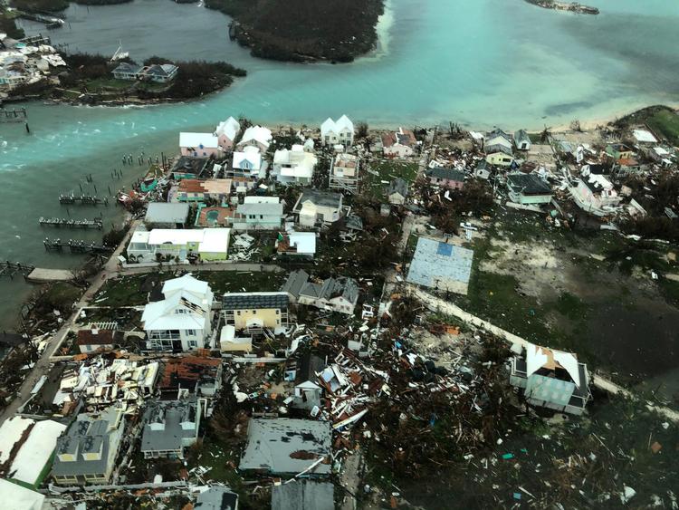 Kun få huse i dette kvarter på Bahamas er ikke blevet revet omkuld af orkanen Dorian. Ifølge de lokale myndigheder står op mod tre ud af fire huse under vand.
   Foto: Michelle Cove/trans Island Airwa/Ritzau Scanpix
