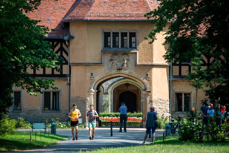 Cecilienhof Palace er et palads i Potsdam, Brandenburg, Tyskland bygget fra 1914 til 1917. Cecilienhof var det sidste palads bygget af Hohenzollerns Hus, der styrede Kongeriget Preussen og det tyske Rige indtil slutningen af ​​1. Verdenskrig. Foto: Odd Andersen/Ritzau Scanpix