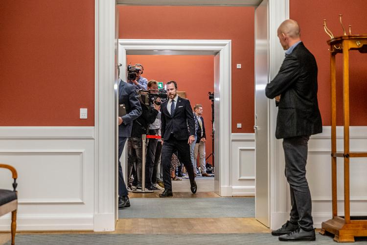 Jakob Ellemann-Jensen er ikke enig med Inger Støjberg om alt, men han er sikker på, at hun kan blive en fremragende næstformand for Venstre. Her ankommer Ellemann til Venstres gruppemøde tirsdag.
   Foto: Miriam Dalsgaard/POLFOTO