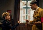 Egentlig var 'Jojo Rabbit' en Fox-produktion, men da Disney opkøbte Fox stod familieunderholdningsgiganten pludselig med en komedie om Hitler. Og det har de det ikke så godt med. Ikke desto mindre får den premiere her til efteråret.  Foto: Twentieth Century Fox Film Corporation / Kimberley French