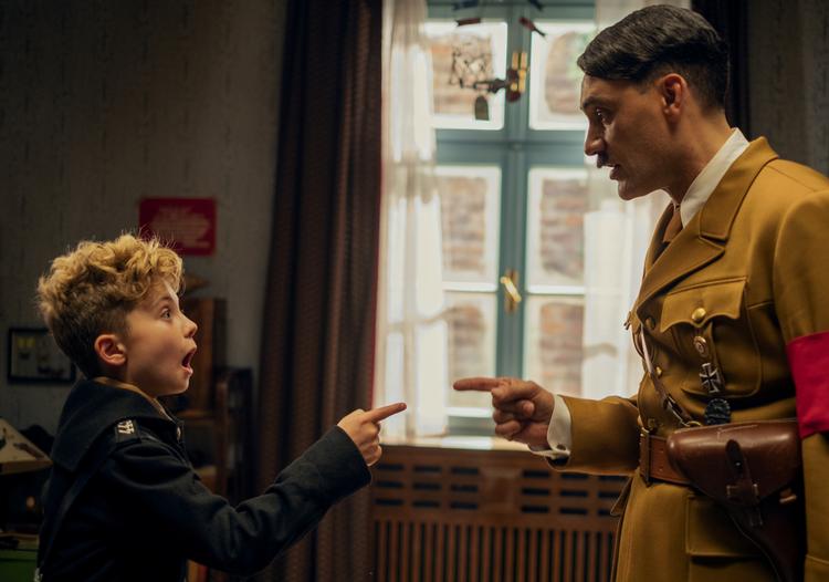 Egentlig var 'Jojo Rabbit' en Fox-produktion, men da Disney opkøbte Fox stod familieunderholdningsgiganten pludselig med en komedie om Hitler. Og det har de det ikke så godt med. Ikke desto mindre får den premiere her til efteråret.  Foto: Twentieth Century Fox Film Corporation / Kimberley French