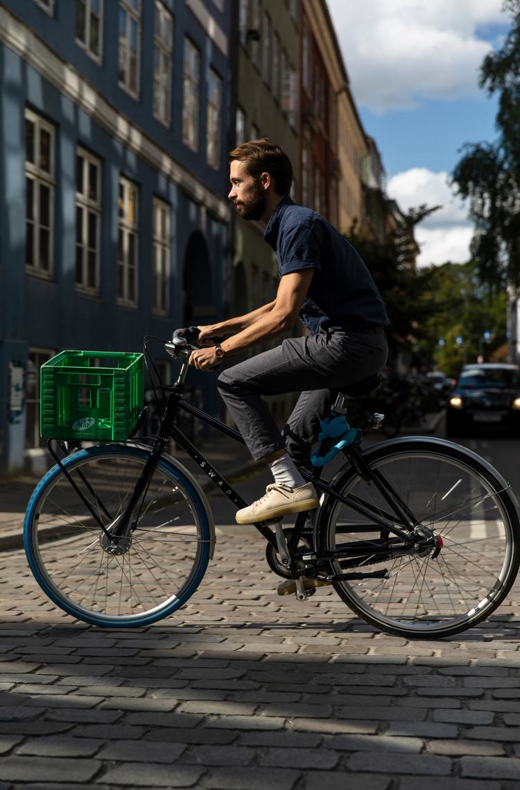 Swapfiets er en cykel, der koster 175 kroner om måneden inklusiv diverse reparationer og service. Hvis man spørge pænt i deres butik på Nørregade kan de tilmed hjælpe med en mælkekasse foran på cyklen.   Foto: Nima Taheri/POLFOTO