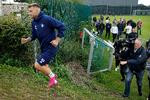 Nicklas Bendtner forcerede i fin stil denne forhindring på FCK's træningsanlæg, mens andre havde mere besvær med at følge med. Foto: Jens Dresling/POLFOTO