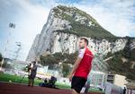 Christian Eriksen kigger rundt på det usædvanlige stadion i Gibraltar, der torsdag aften udgør rammerne om en EM-kvalifikationskamp omgivet af klippe og lufthavn.  Foto: Liselotte Sabroe/Ritzau Scanpix